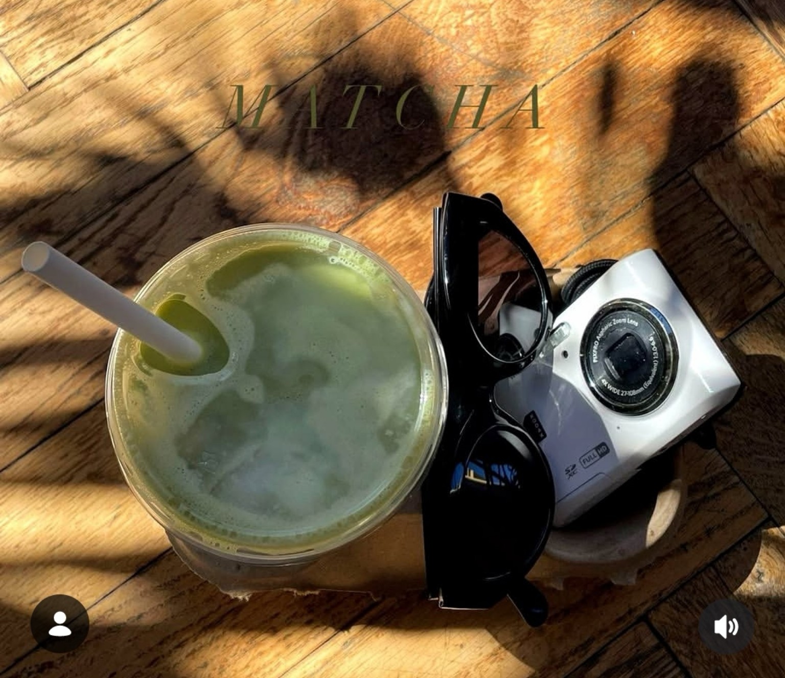 Matcha glacé, appareil photo et lunettes de soleil