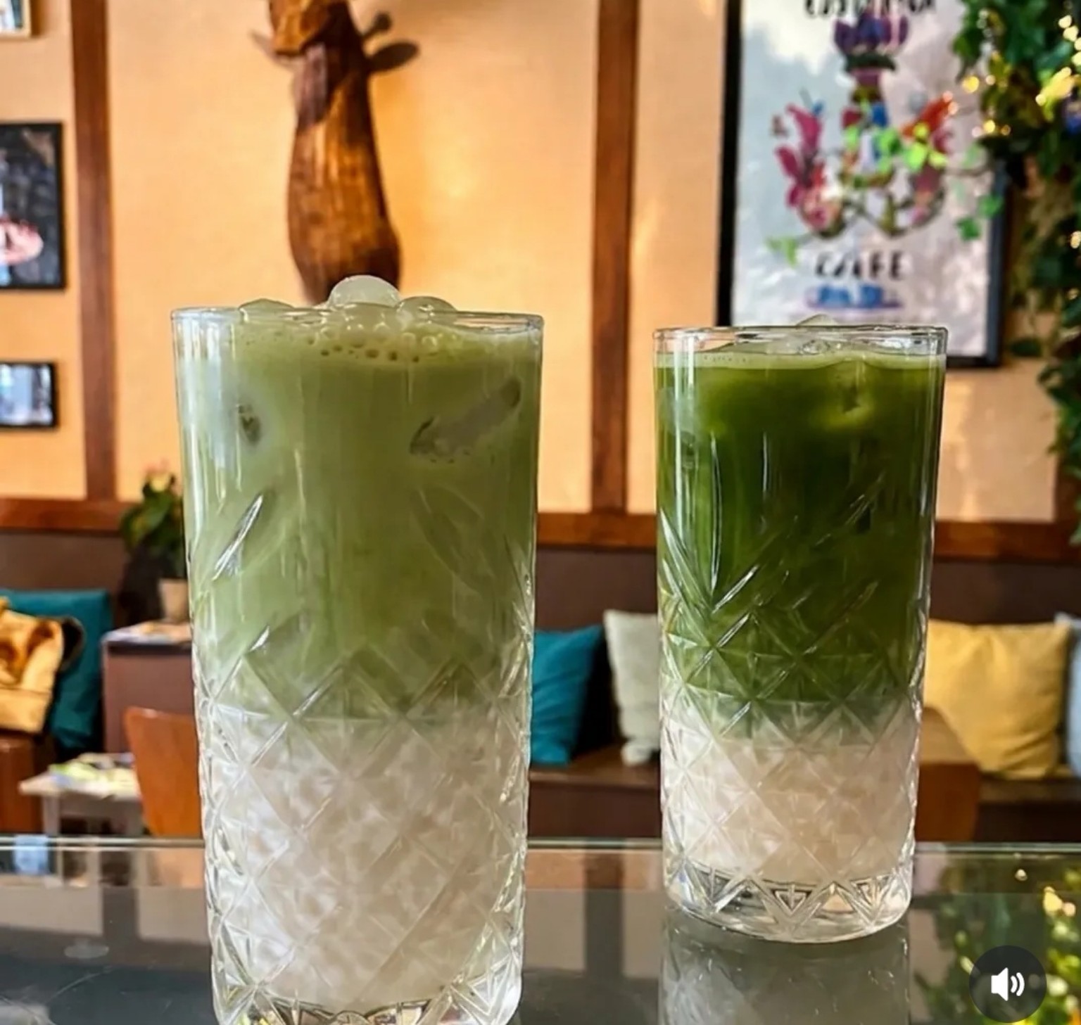 Deux matchas glacés servis chez Bambino Caffè